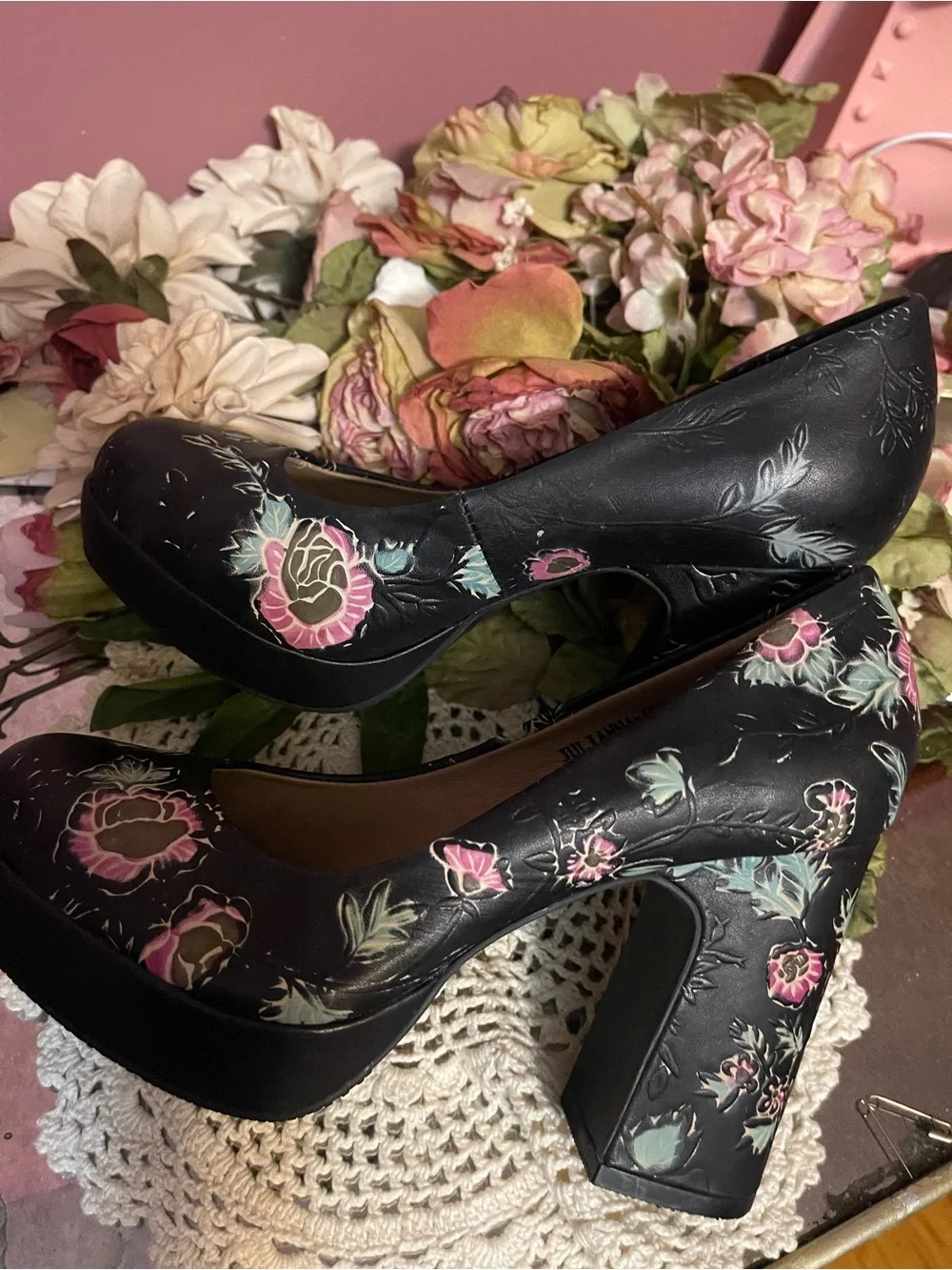 L’Artiste Black Floral Platform Pump with Pink Accents